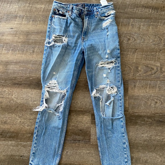 Abercrombie & Fitch Denim - Abercrombie & fitch mom jeans- light wash with rips